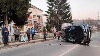 Teška nesreća u Tuzli: Prevrnuto vozilo na cesti, nastale velike gužve