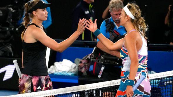 Elena Rybakina, left, of Kazakhstan is congratulated by Victoria Azarenka of Belarus following their semifinal match at the Australian Open tennis championship in Melbourne - Avaz