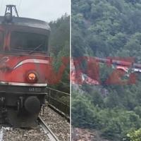 Foto + video / Drama kod Konjica: Teretni voz iskočio iz šina i to na mostu bez zaštitne ograde!