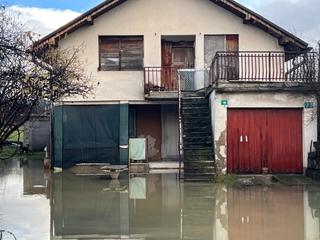 "Avaz" u Doglodima kod Sarajeva: Jedna kuća pod vodom, stanari ne mogu da izađu