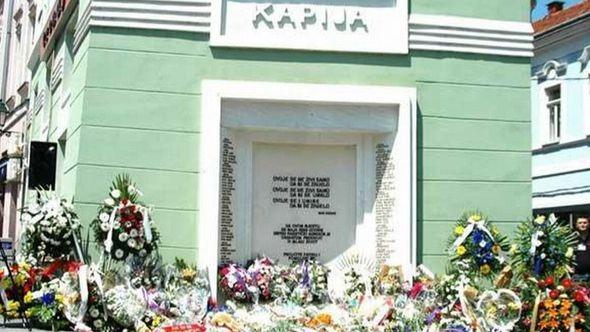 Spomen-obilježje na mjestu masakra - Tuzlanskoj kapiji   - Avaz