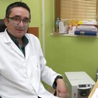 Trebinjski ljekar ne odustaje: Dr. Aleksandar Babić, iako je i sam spojen na kisik, liječi pacijente