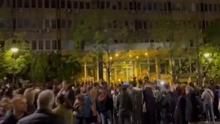 Više hiljada ljudi ispred Ministarstva prosvjete, sa njima i đaci škole u kojoj se dogodio masakr