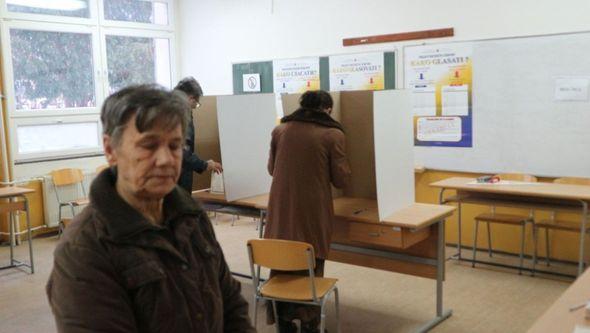 Tokom glasanja u Bratuncu  - Avaz