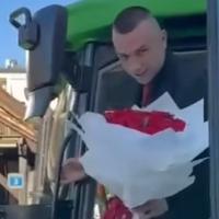 Video / Maturant iz Brčkog privukao pažnju: Traktorom došao na maturu