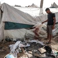 Izrael granatirao šatore raseljenih Palestinaca u Rafahu: Ubijeno najmanje 20 osoba
