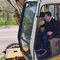 Gradonačelnik Mostara u akciji: Mario Kordić za upravljačem bagera