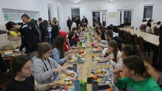 "Avaz" na iftaru s učenicima u Potočarima: Posebna ramazanska draž u internatu