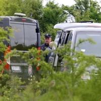 Osumnjičeni za ubistvo male Danke Ilić na sahrani majke: Policija Dejana i njegovog oca dovela na groblje