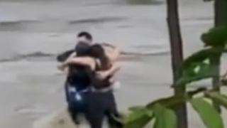 Potresan prizor obišao svijet: Troje mladih grli se u vodi do koljena prije nego što ih je odnijela