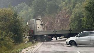 Saobraćajna nesreća na Jahorini: Kamion udario u zaštitnu ogradu