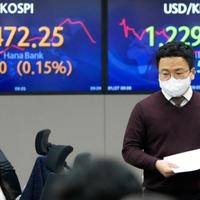 Global shares edge higher, tracking Wall Street rally