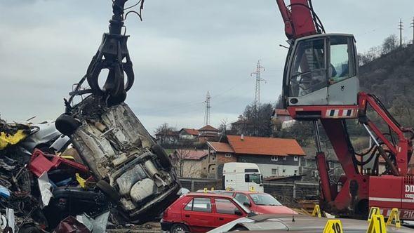 U Zenici uništavaju oduzeta vozila  - Avaz