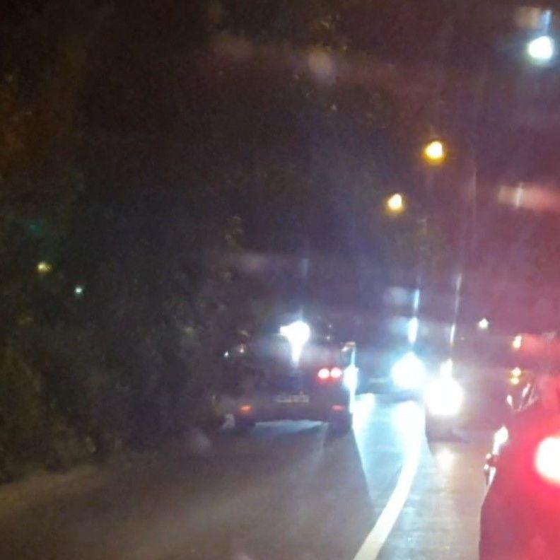 Video / Nevjerovatne scene u Sarajevu: Parkirao automobil nasred ceste, policija na terenu