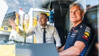 Dejvid Kultard iznenadio Sarajlije: Zamijenio F1 bolid tramvajem i vozio građane uoči Red Bull Showruna