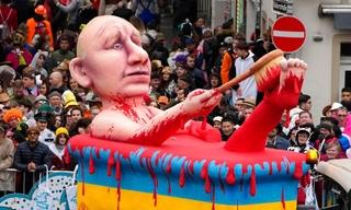 Putin go u kadi punoj krvi, ruski predsjednik zvijezda karnevala u Njemačkoj