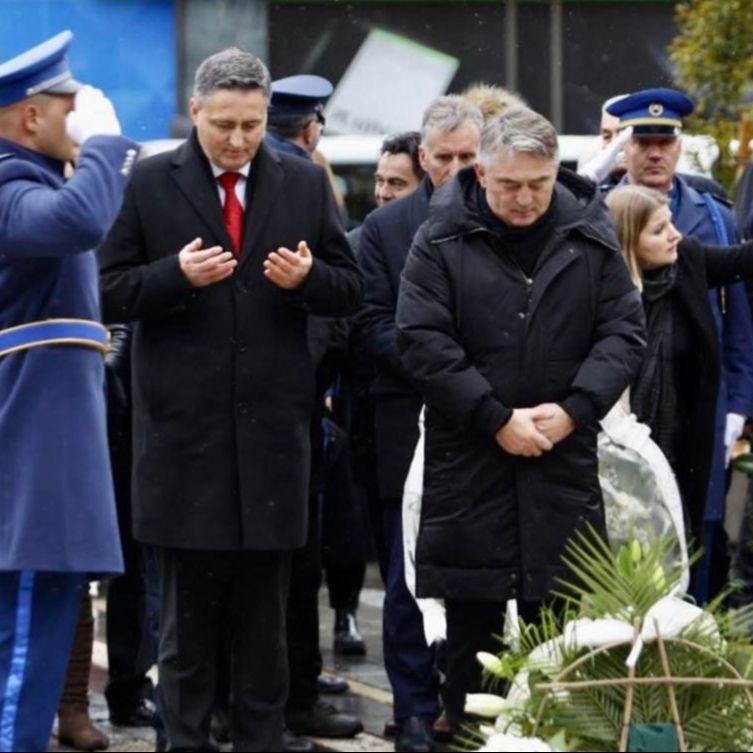 Dan državnosti BiH: Položeno cvijeće na spomen-obilježju ubijenoj djeci opkoljenog Sarajeva