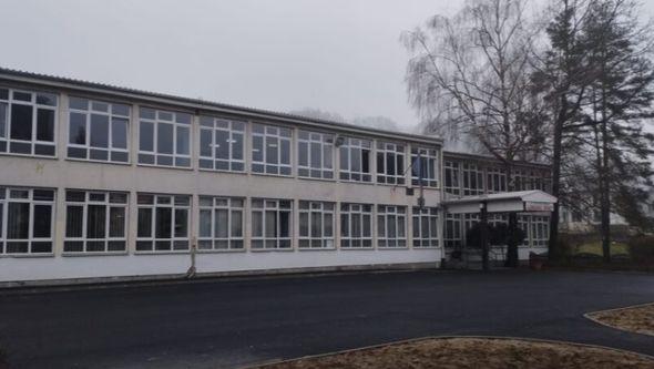 Osnovna škola u Lukavcu u kojoj se desila pucnjava  - Avaz