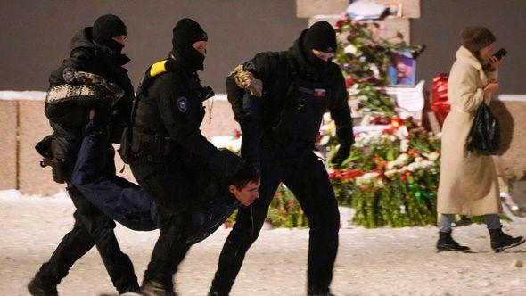 Policija hapsila okupljene - Avaz