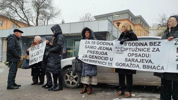 Protest ispred zgrade Suda i Tužilaštva BiH - Avaz