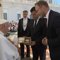Ministar Hurtić razgovarao s papom Franjom: Poklonio mu srebreni "Cvijet Srebrenice"