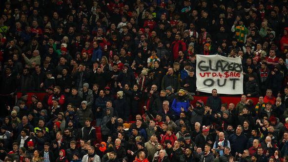 An anti-Glazer family banner is held up by members of the crowd before the English League Cup semifinal second leg soccer match between Manchester United and Nottingham Forest at Old Trafford in Manchester - Avaz