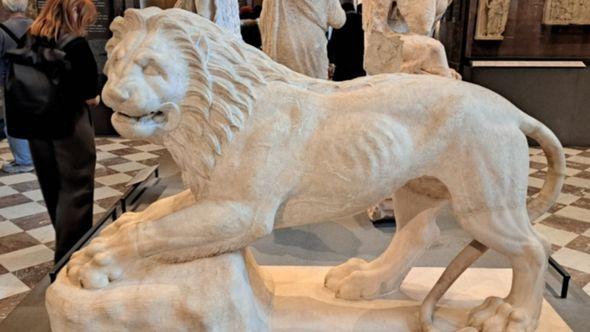 Skulptura lava, jednog od simbola nekadašnje Francuske kraljevine - Avaz