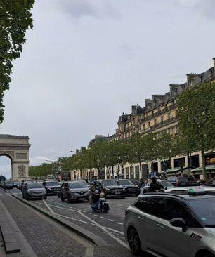 Najpoznatija pariska avenija Šanzelize počinje kod Trijumfalne kapije, a završava na najvećem pariskom trgu Konkord - Avaz
