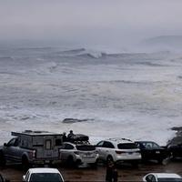 Dramatični snimci iz Kalifornije: Ogroman talas odnio ljude i vozila na plaži