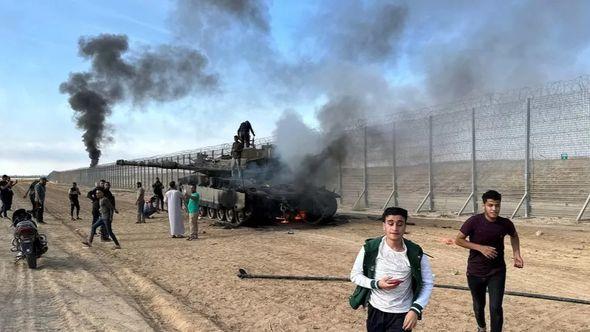 Palestinci su se okupili u blizini izraelskog tenka  - Avaz