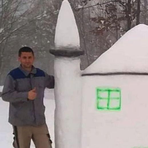 Nacija oduševljena Muhamedom koji je napravio džamiju od snjega: "I nagradu od Gospodara ima"