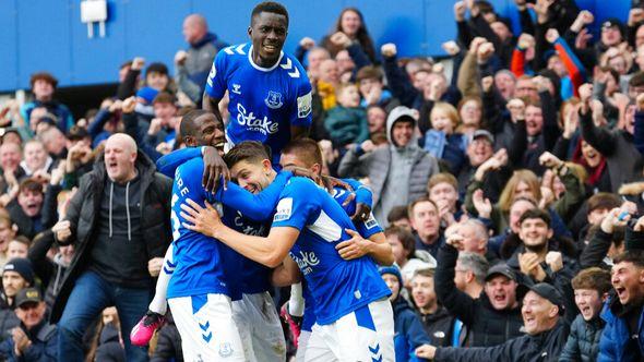 Everton's James Tarkowski, centre, celebrates with teammates after scoring his side's opening goal during the English Premier League soccer match between Everton and Arsenal at Goodison Park in Liverpool - Avaz
