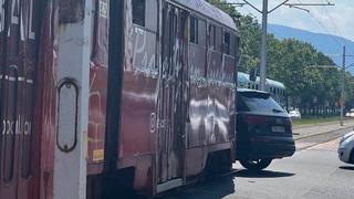 Saobraćajna nesreća u Sarajevu: Sudarili se tramvaj i džip, nema povrijeđenih