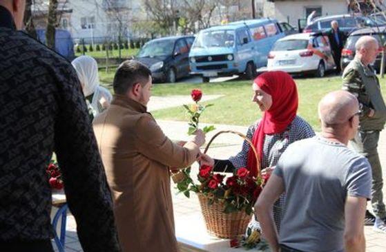 Brojni vjernici kupovali ruže - Avaz