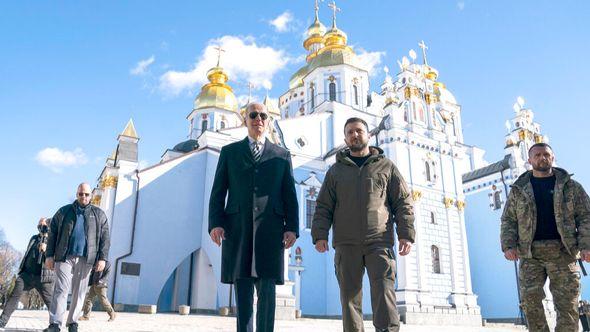 President Joe Biden walks with Ukrainian President Volodymyr Zelenskyy at St. Michael's Golden-Domed Cathedral on a surprise visit - Avaz