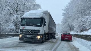 Kolaps na Komaru: Dva kamiona se zaglavila zbog snijega