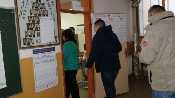 Tokom glasanja u Bratuncu  - Avaz