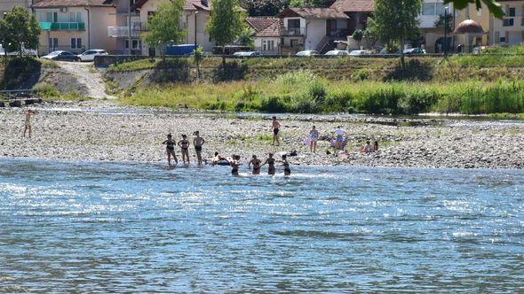 Kupači osvježenje traže u Drini - Avaz