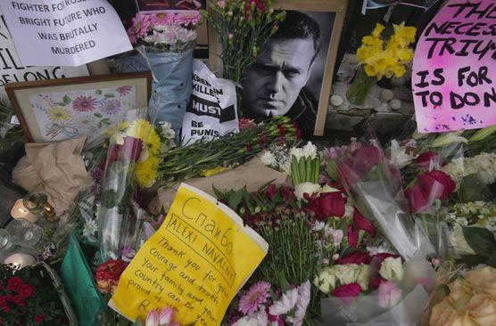 Cvijeće i svijeće za ubijenog Navaljnog - Avaz