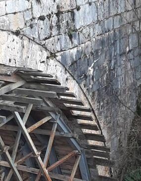 Metalna konstrukcija koja pridržava most - Avaz