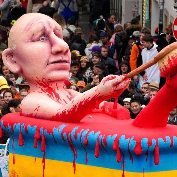 Putin go u kadi punoj krvi, ruski predsjednik zvijezda karnevala u Njemačkoj