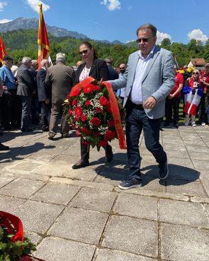 Premijer Nikšić polaže cvijeće - Avaz