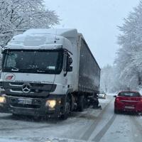 Kolaps na Komaru: Dva kamiona se zaglavila zbog snijega