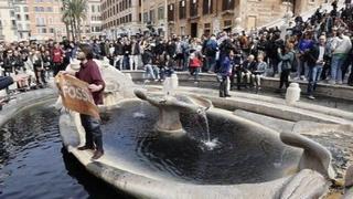 Aktivisti prosuli crnu tečnost u znamenitu fontanu u Rimu