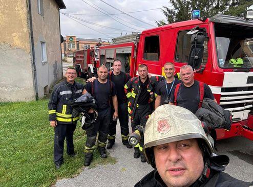 Hrabri vatrogasci koji su spasili ženu  - Avaz