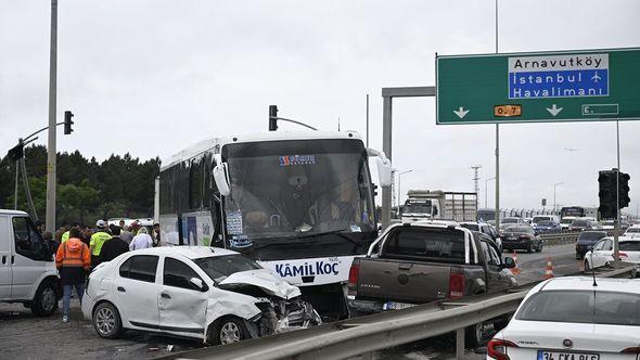 U istanbulskoj četvrti Arnavutkoy u četvrtak je došlo do saobraćajne nesreće u kojoj je autobus prešao na suprotnu traku i udario u više automobila, javlja Anadolu.   Na mjesto događaja upućene su zdravstvene, policijske i vatrogasne ekipe jer je putnički autobus, koji se kretao cestom Habipler, prešao na suprotnu traku i udario u više vozila.  Zbog nesreće se stvorila dugačka kolona vozila na cesti koja je bila zatvorena za saobraćaj. Rad ekipa na terenu još uvijek traje.   Još nema informacija o stradalima u nesreći. - Avaz