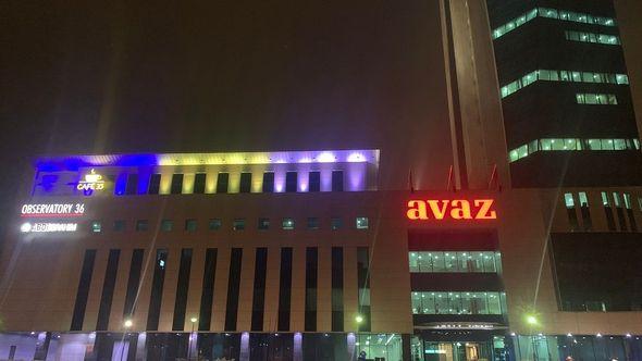 "Avaz Twist Tower" u plavo-žutoj boji - Avaz