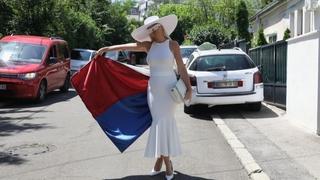 Jelena Karleuša na izbore izašla u haljini sa srpskom trobojkom