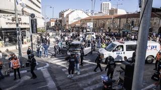Pet ljudi povrijeđeno kada se Palestinac autom zabio u gomilu ljudi u Jeruzalemu