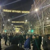 Novi protest u Beogradu: Veliki broj građana se okupio ispred RIK-a, obratila se Tepić